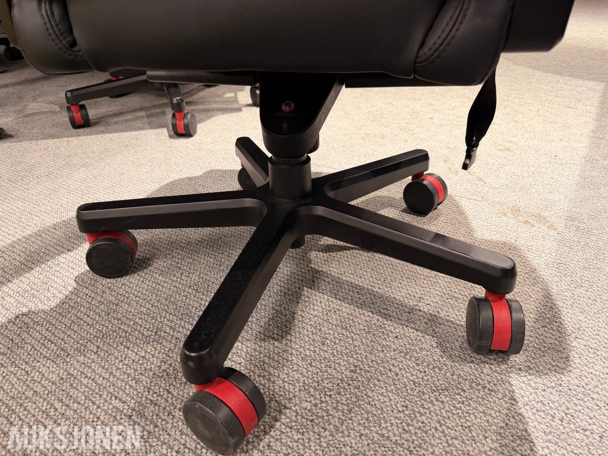 Komplett Gamingstasjon – PC, skjerm, gamingstol, bord, tastatur og headset