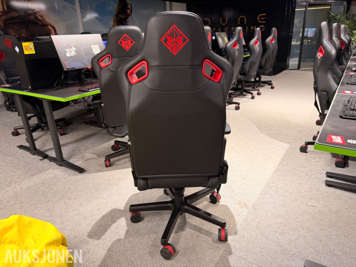 Komplett Gamingstasjon – PC, skjerm, gamingstol, bord, tastatur og headset