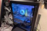 Komplett Gamingstasjon – PC, skjerm, gamingstol, bord, tastatur og headset