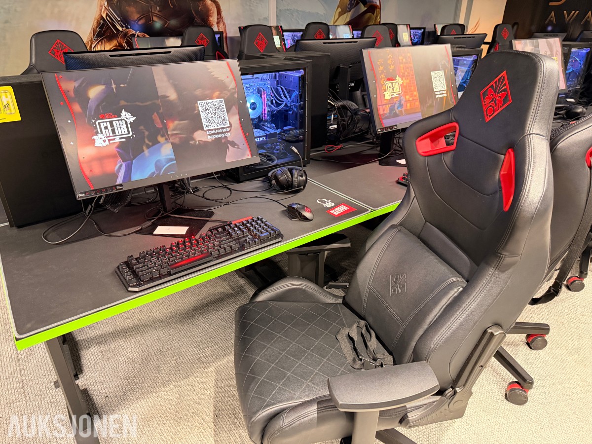 Komplett Gamingstasjon – PC, skjerm, gamingstol, bord, tastatur og headset