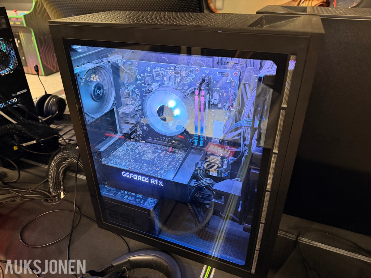 Komplett Gamingstasjon – PC, skjerm, gamingstol, bord, tastatur og headset