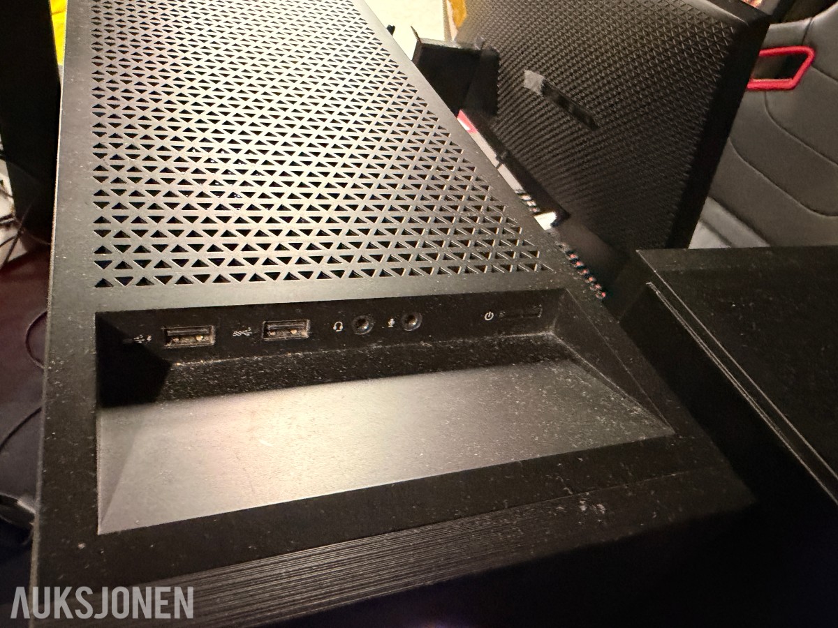 Komplett Gamingstasjon – PC, skjerm, gamingstol, bord, tastatur og headset