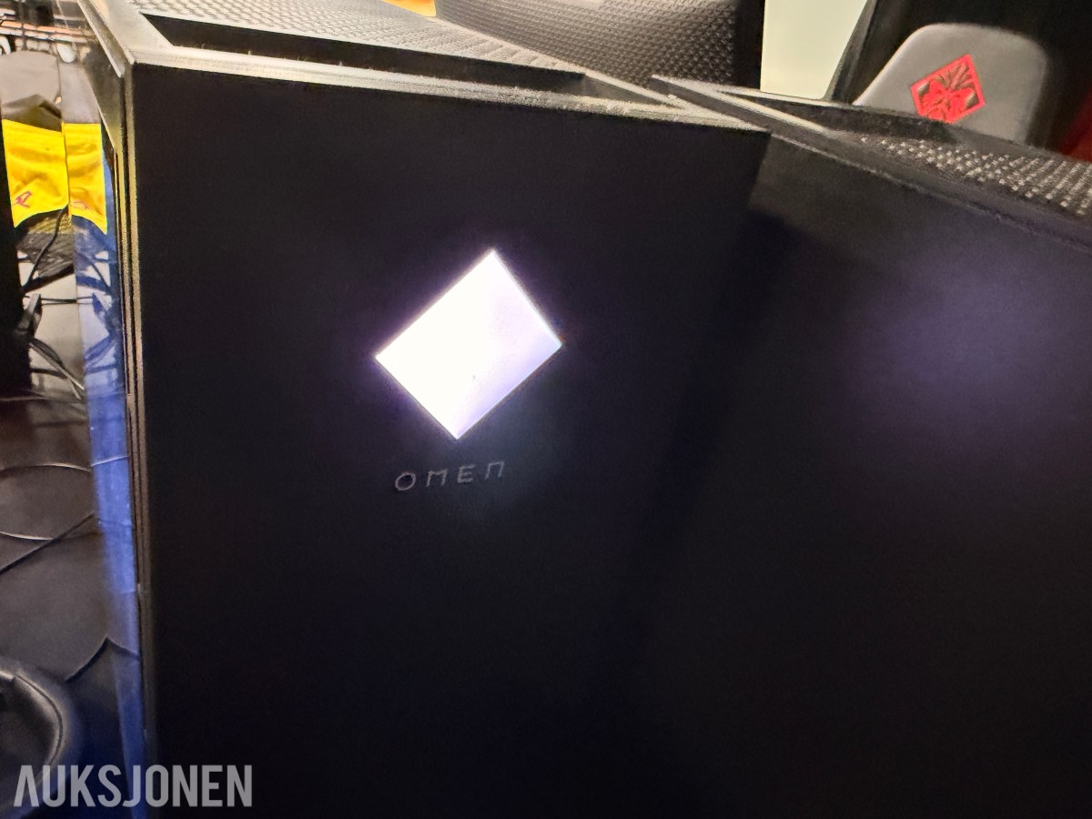 Komplett Gamingstasjon – PC, skjerm, gamingstol, bord, tastatur og headset