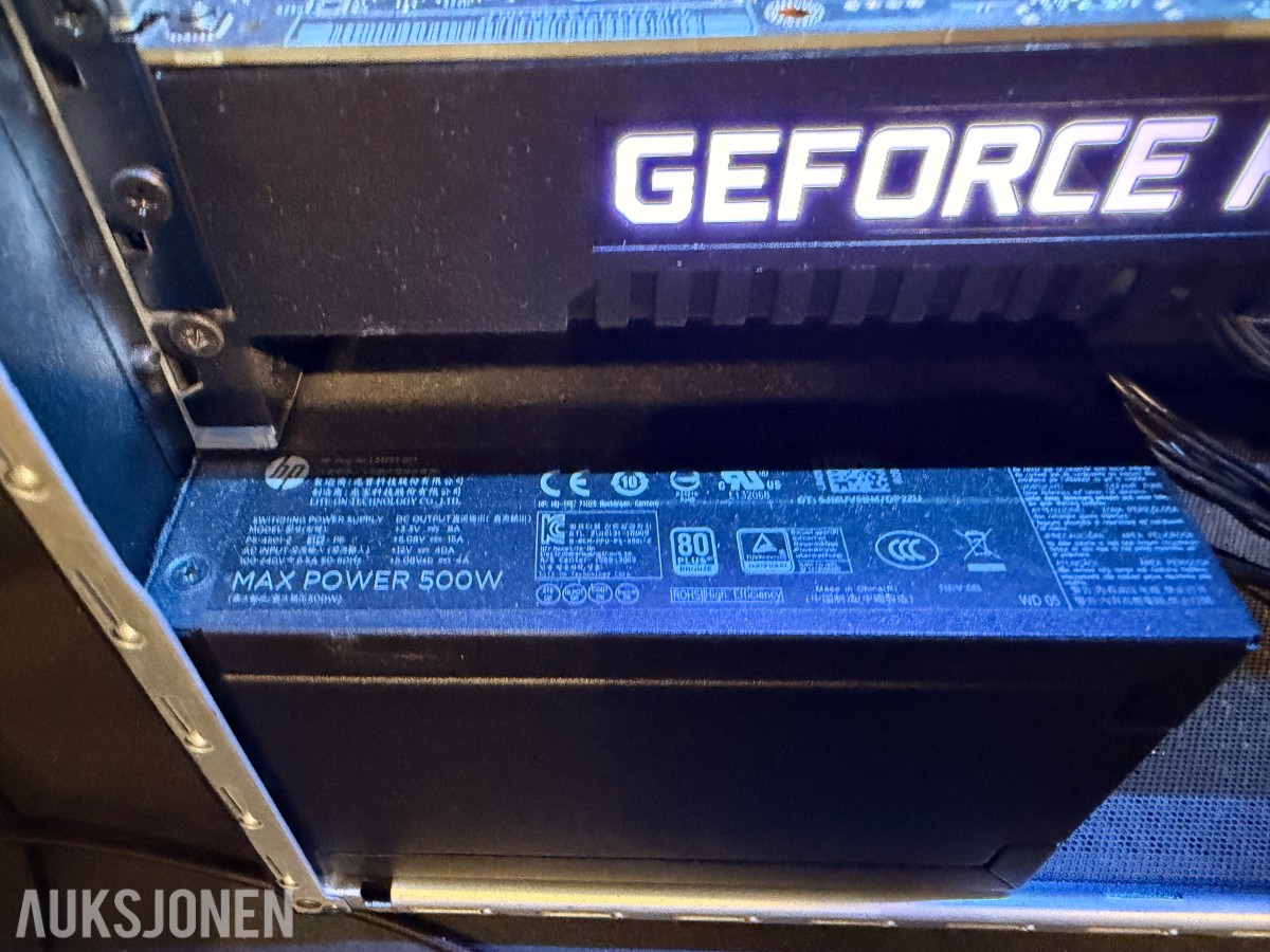 Komplett Gamingstasjon – PC, skjerm, gamingstol, bord, tastatur og headset