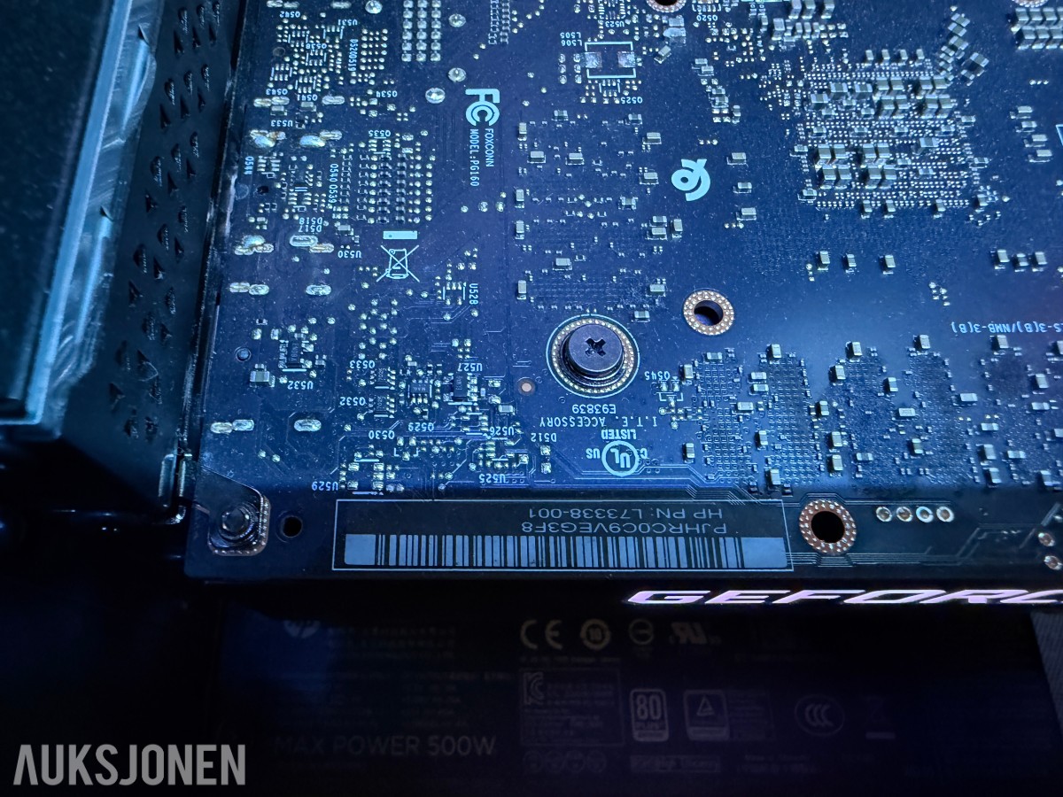 Komplett Gamingstasjon – PC, skjerm, gamingstol, bord, tastatur og headset