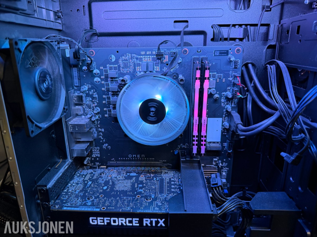 Komplett Gamingstasjon – PC, skjerm, gamingstol, bord, tastatur og headset