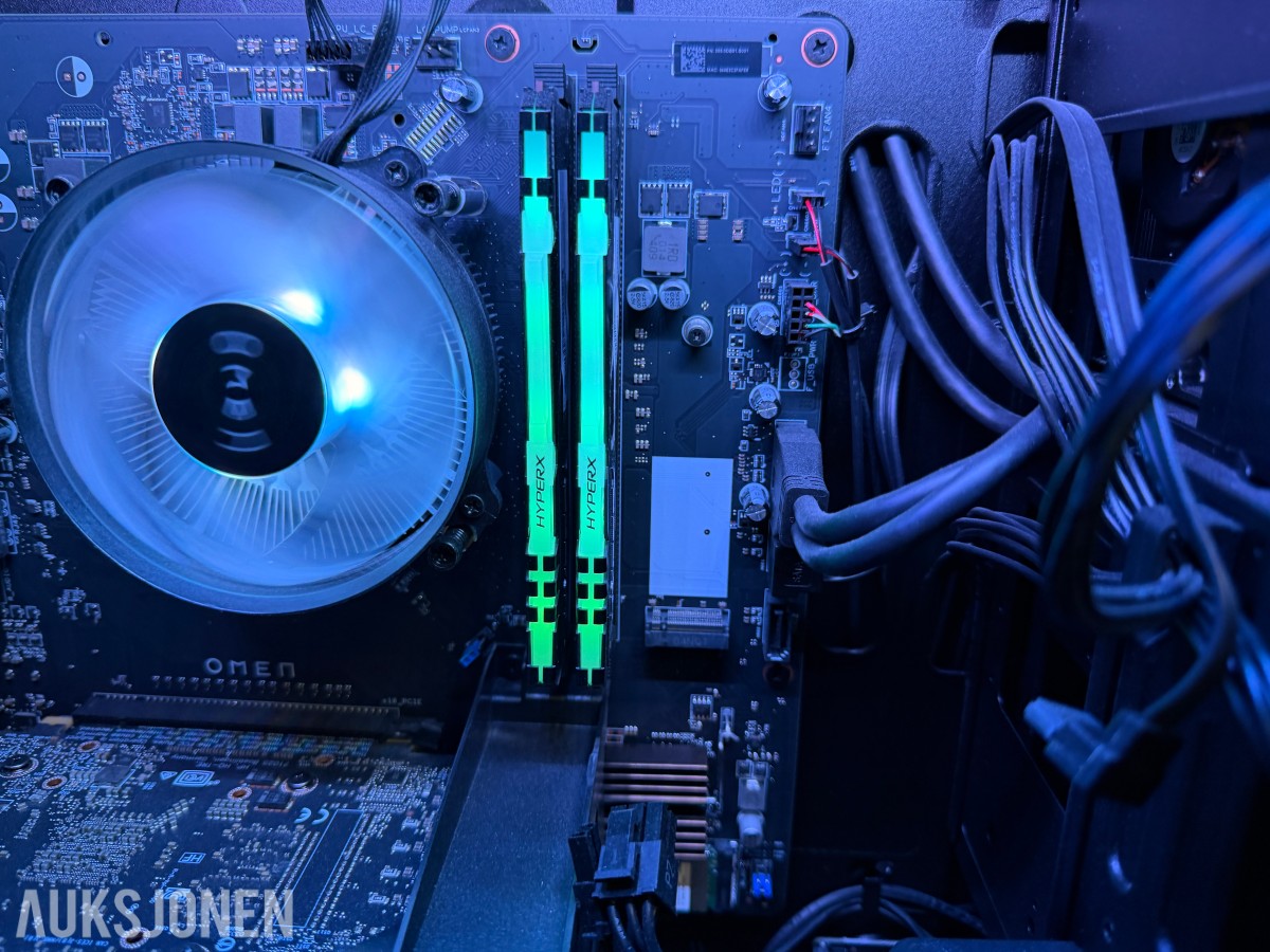Komplett Gamingstasjon – PC, skjerm, gamingstol, bord, tastatur og headset