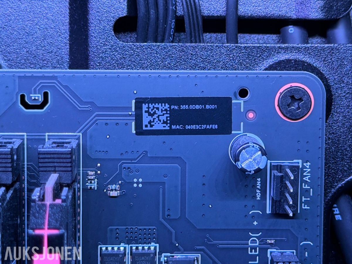 Komplett Gamingstasjon – PC, skjerm, gamingstol, bord, tastatur og headset
