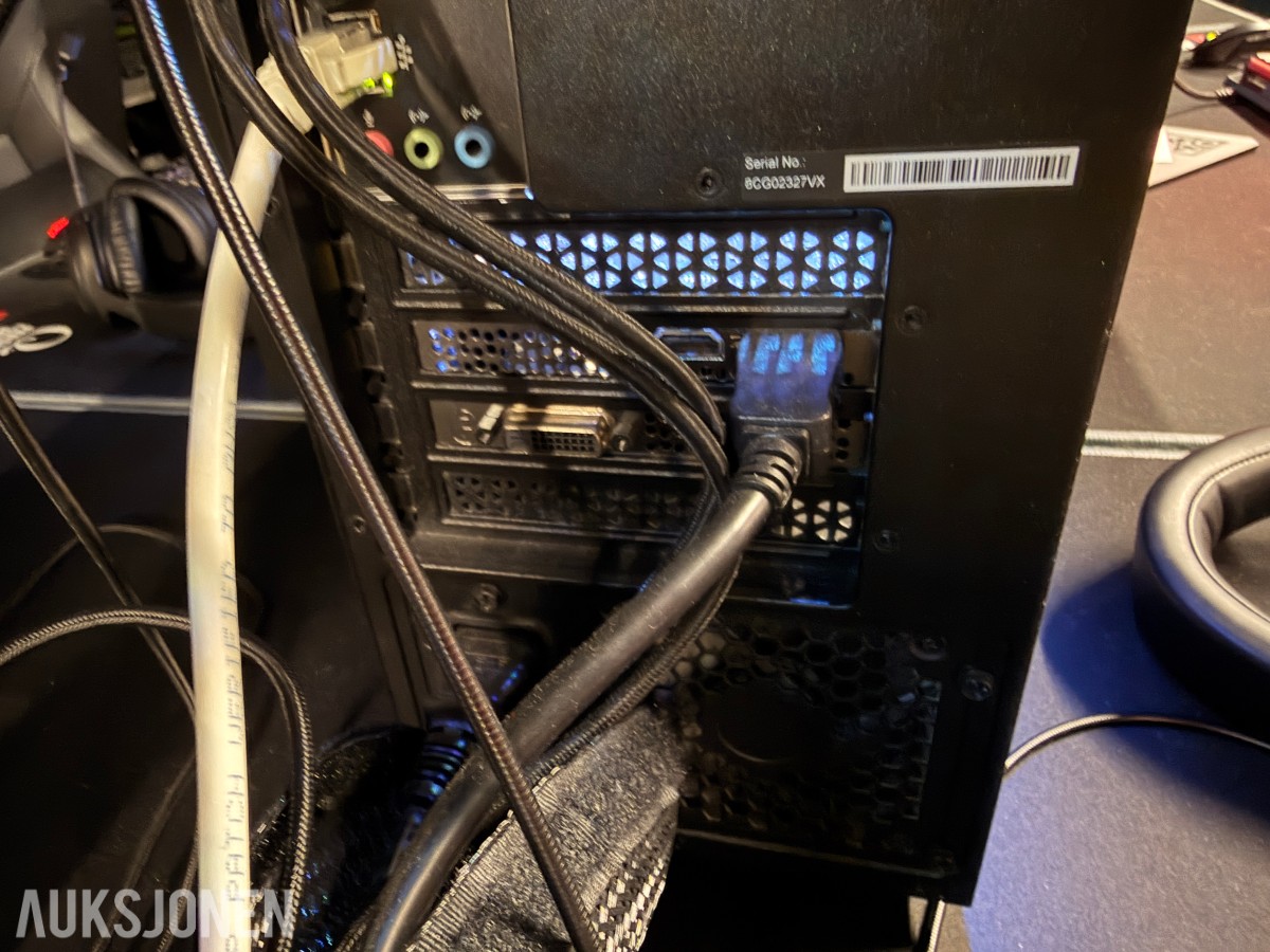Komplett Gamingstasjon – PC, skjerm, gamingstol, bord, tastatur og headset