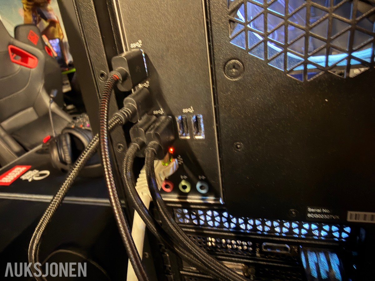 Komplett Gamingstasjon – PC, skjerm, gamingstol, bord, tastatur og headset