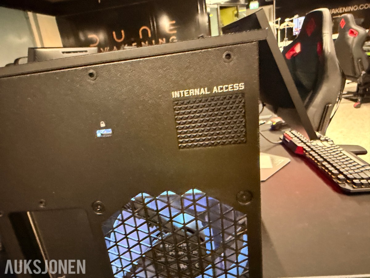 Komplett Gamingstasjon – PC, skjerm, gamingstol, bord, tastatur og headset