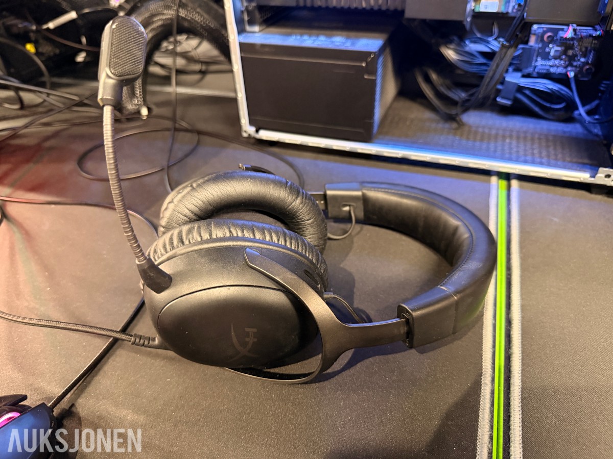 Komplett Gamingstasjon – PC, skjerm, gamingstol, bord, tastatur og headset