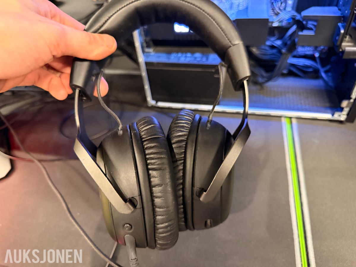 Komplett Gamingstasjon – PC, skjerm, gamingstol, bord, tastatur og headset