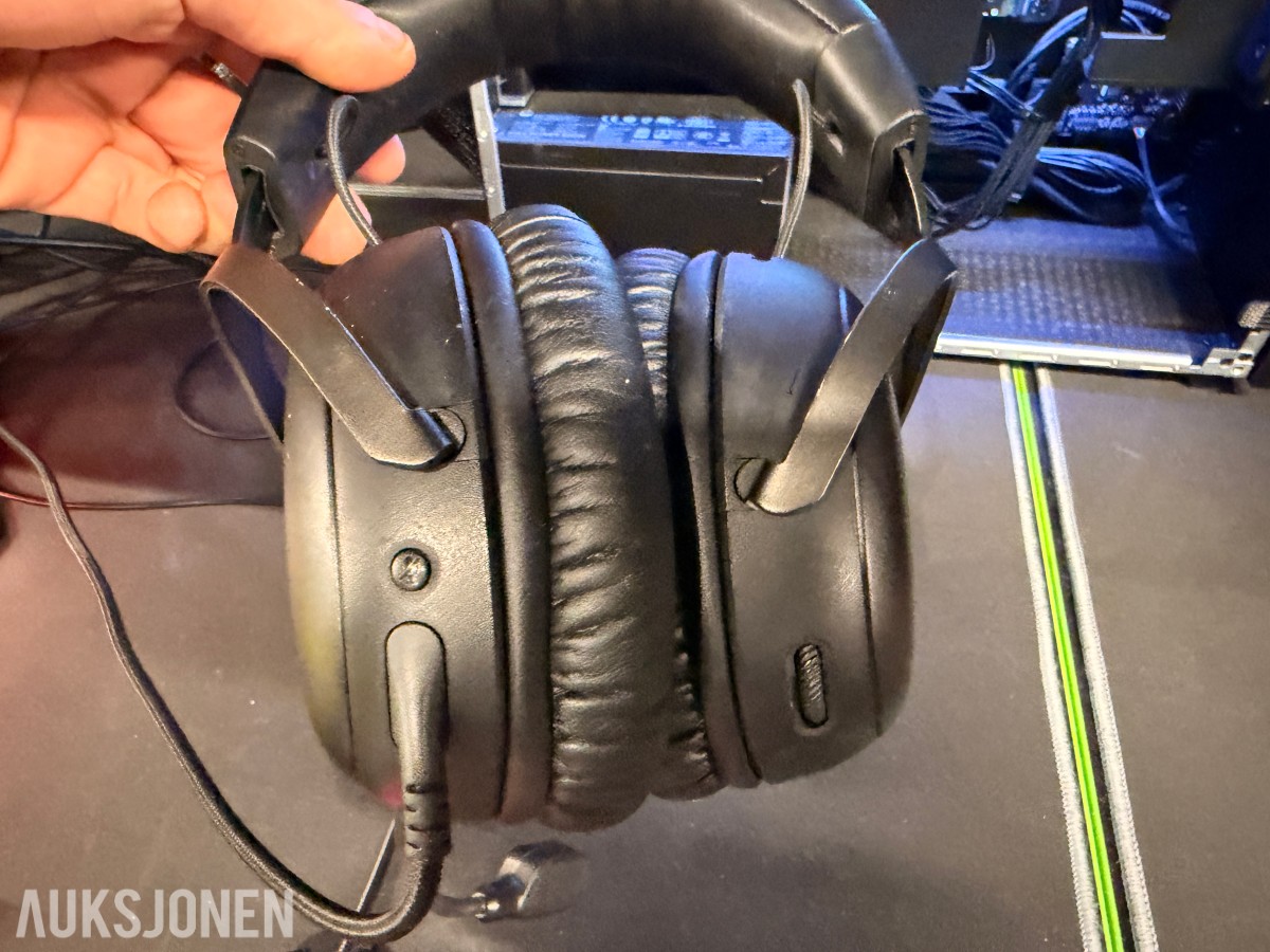 Komplett Gamingstasjon – PC, skjerm, gamingstol, bord, tastatur og headset