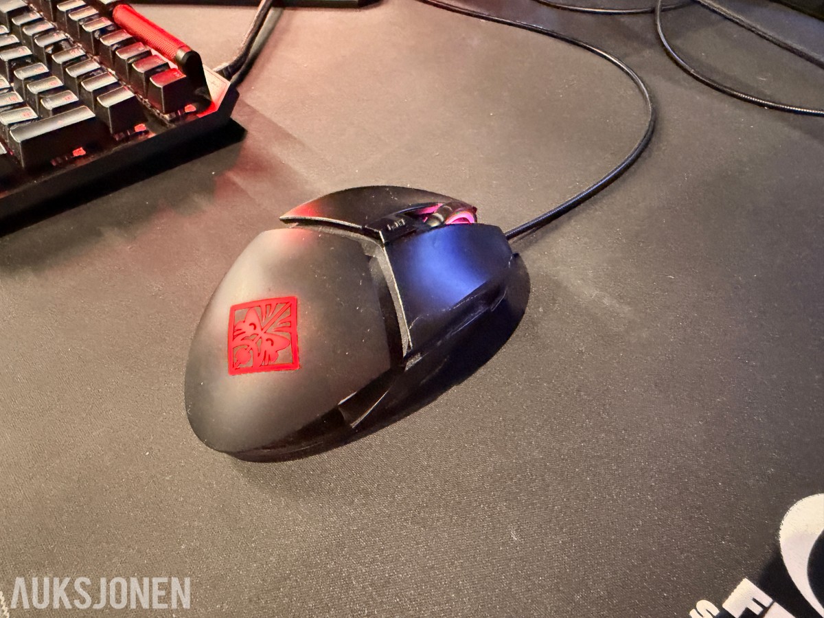 Komplett Gamingstasjon – PC, skjerm, gamingstol, bord, tastatur og headset