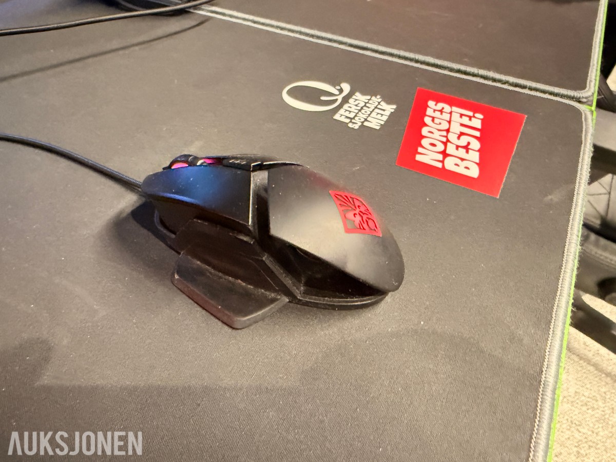 Komplett Gamingstasjon – PC, skjerm, gamingstol, bord, tastatur og headset