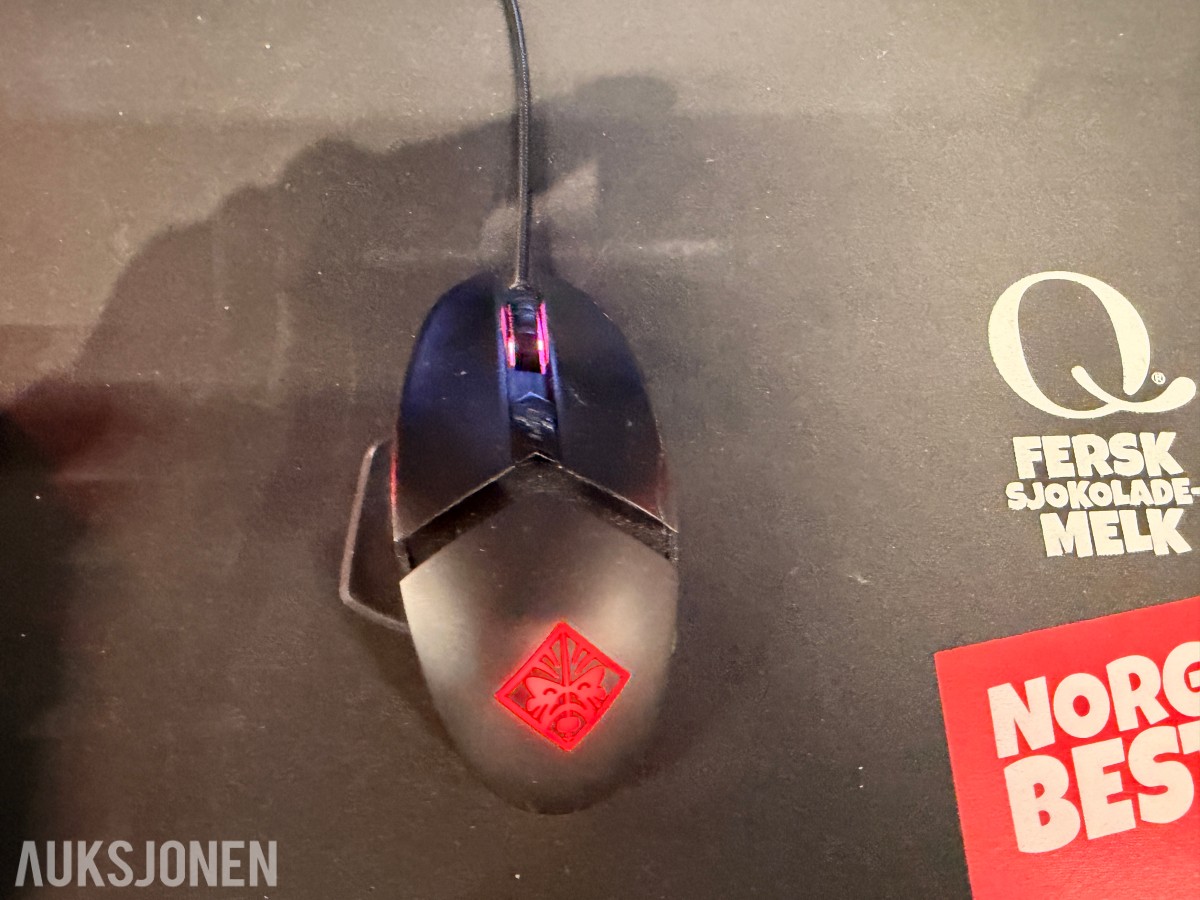 Komplett Gamingstasjon – PC, skjerm, gamingstol, bord, tastatur og headset