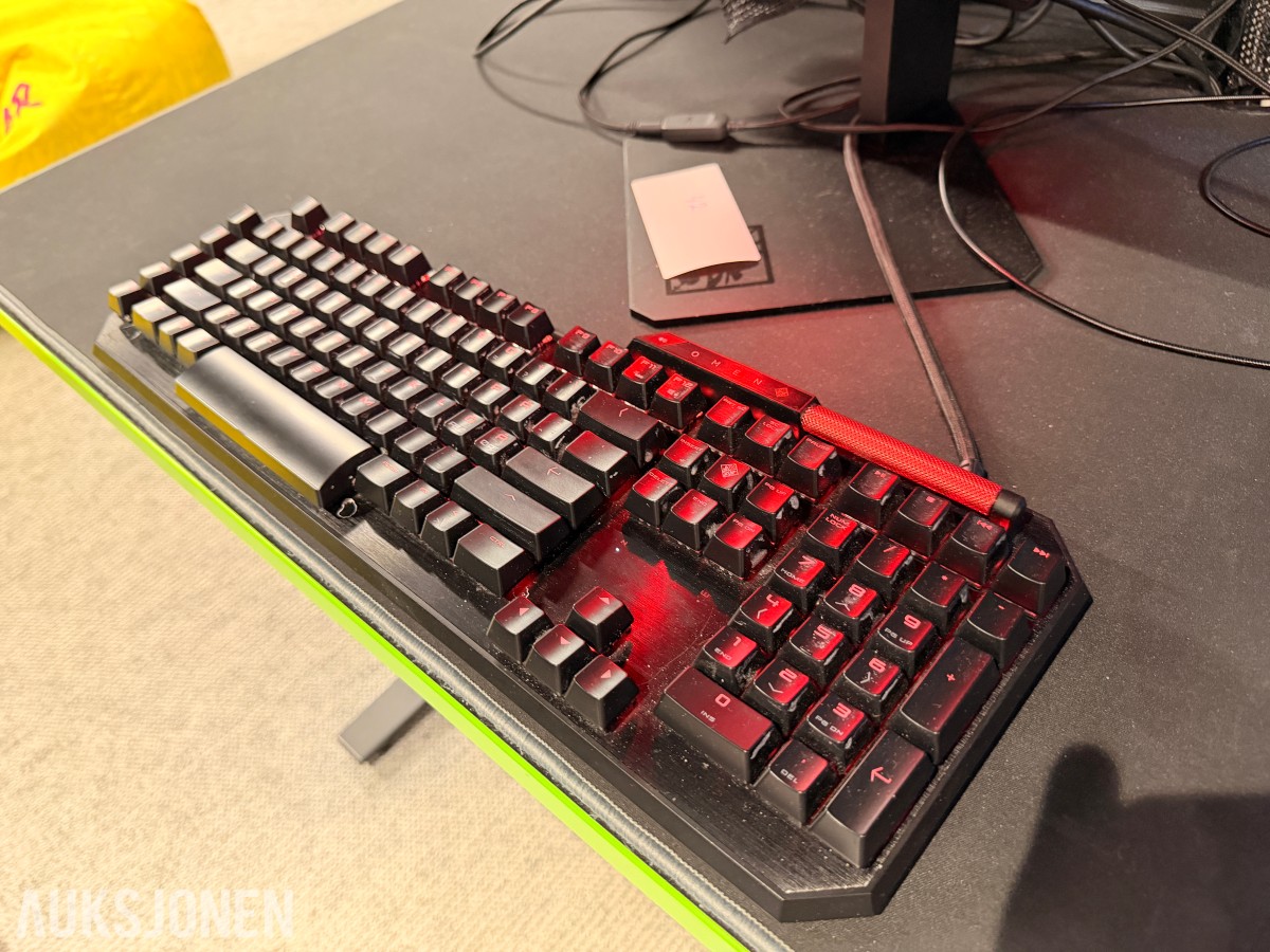 Komplett Gamingstasjon – PC, skjerm, gamingstol, bord, tastatur og headset