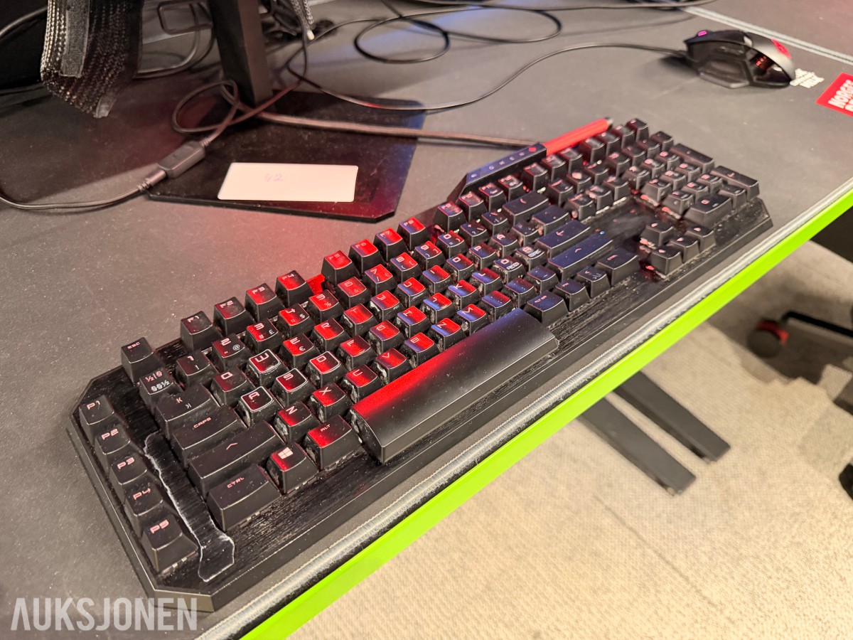 Komplett Gamingstasjon – PC, skjerm, gamingstol, bord, tastatur og headset