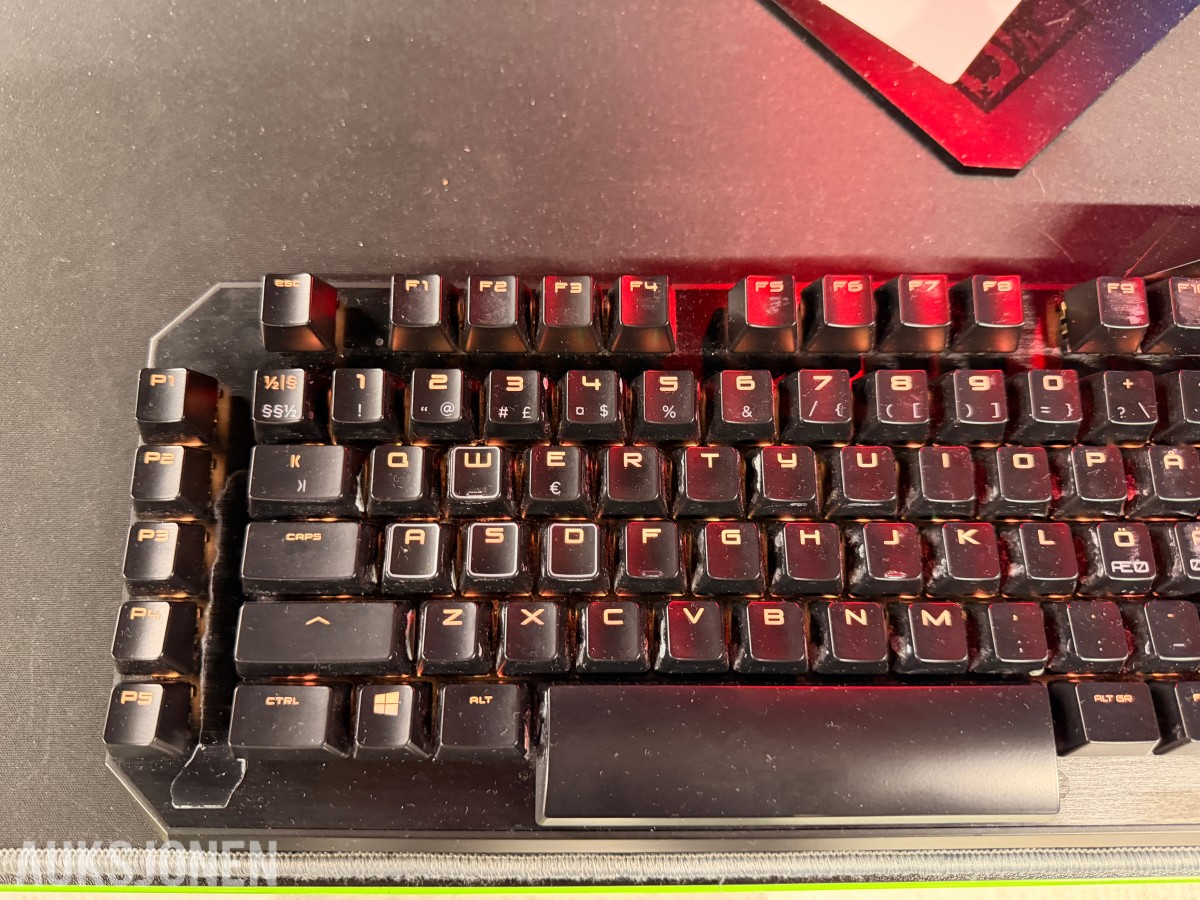 Komplett Gamingstasjon – PC, skjerm, gamingstol, bord, tastatur og headset