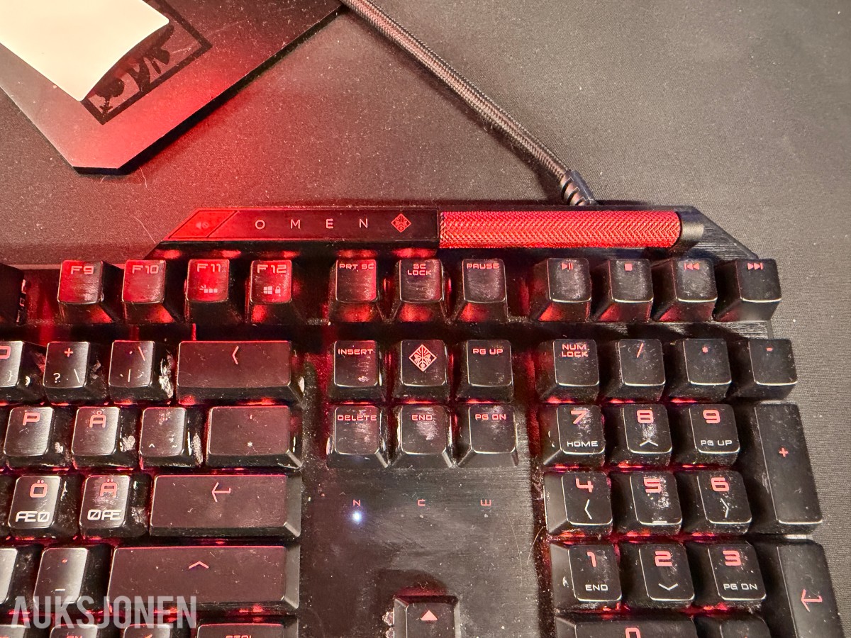 Komplett Gamingstasjon – PC, skjerm, gamingstol, bord, tastatur og headset