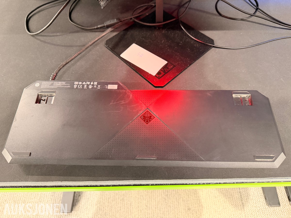 Komplett Gamingstasjon – PC, skjerm, gamingstol, bord, tastatur og headset