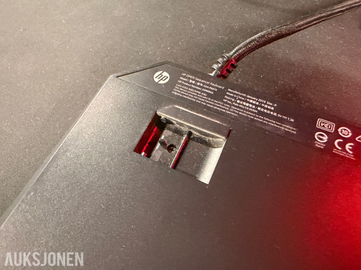 Komplett Gamingstasjon – PC, skjerm, gamingstol, bord, tastatur og headset