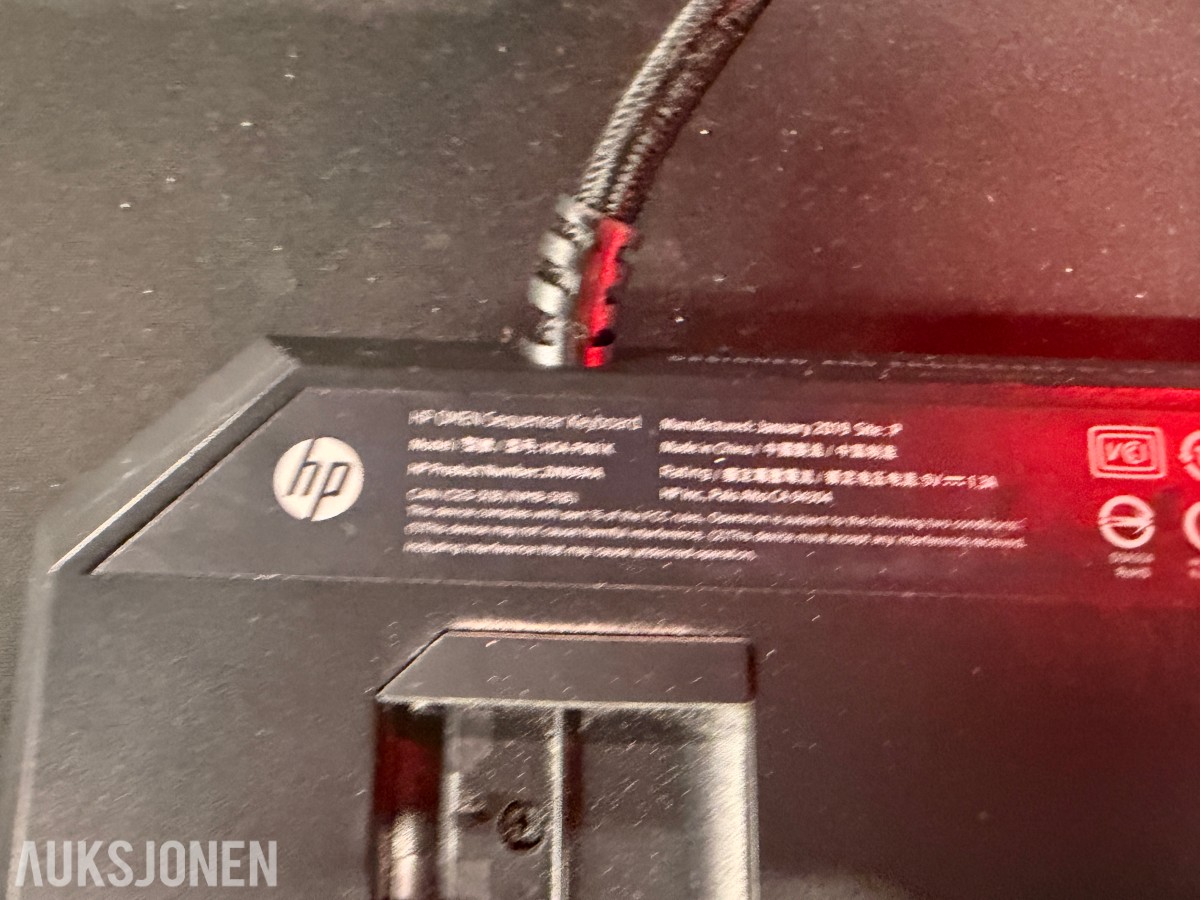 Komplett Gamingstasjon – PC, skjerm, gamingstol, bord, tastatur og headset