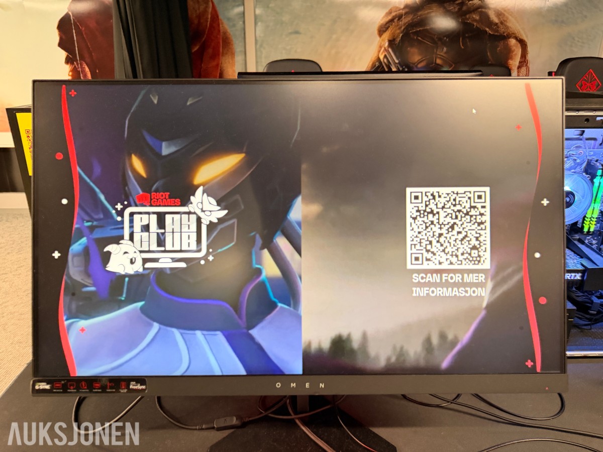Komplett Gamingstasjon – PC, skjerm, gamingstol, bord, tastatur og headset