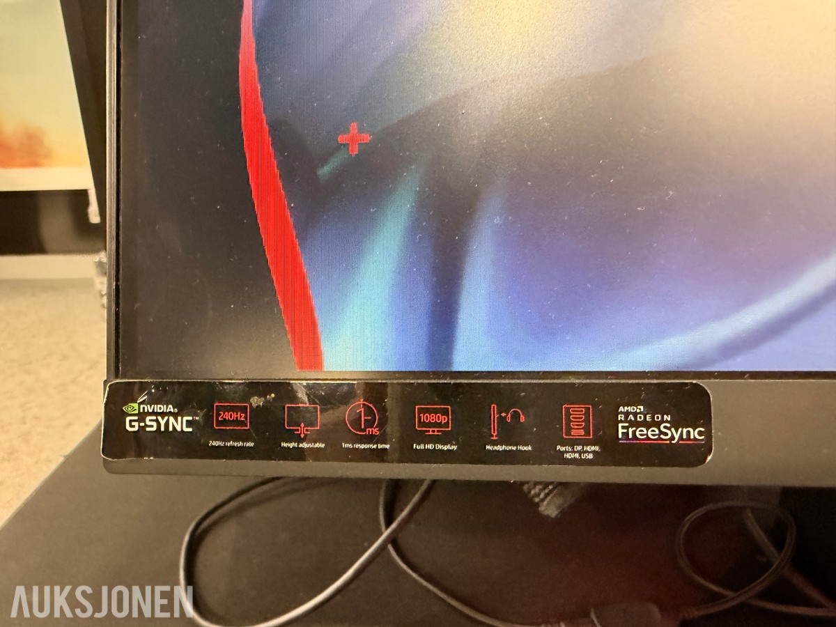 Komplett Gamingstasjon – PC, skjerm, gamingstol, bord, tastatur og headset