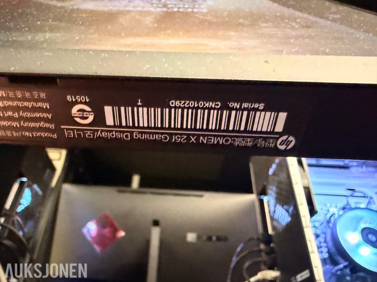 Komplett Gamingstasjon – PC, skjerm, gamingstol, bord, tastatur og headset