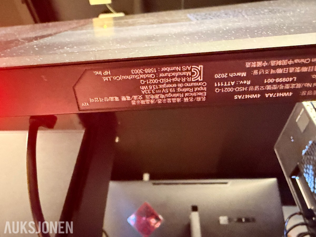 Komplett Gamingstasjon – PC, skjerm, gamingstol, bord, tastatur og headset