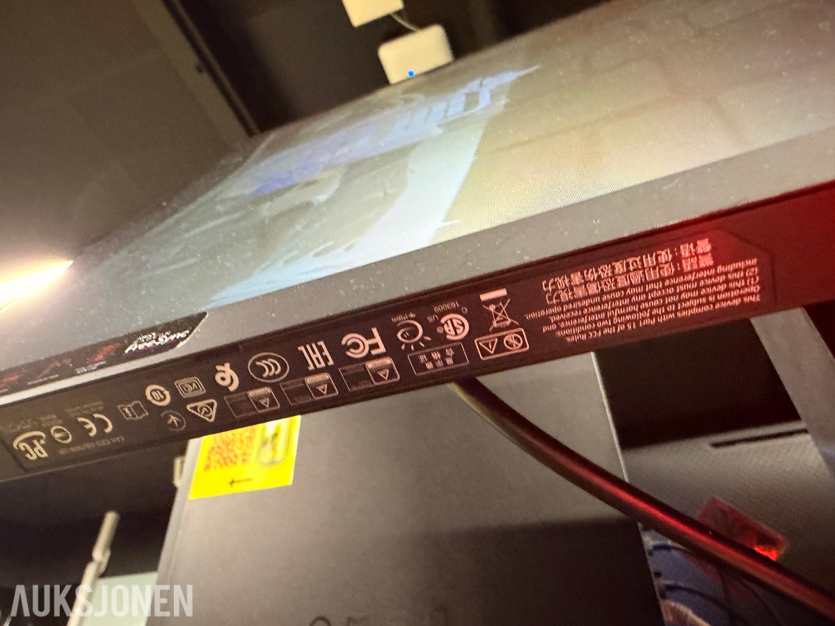 Komplett Gamingstasjon – PC, skjerm, gamingstol, bord, tastatur og headset