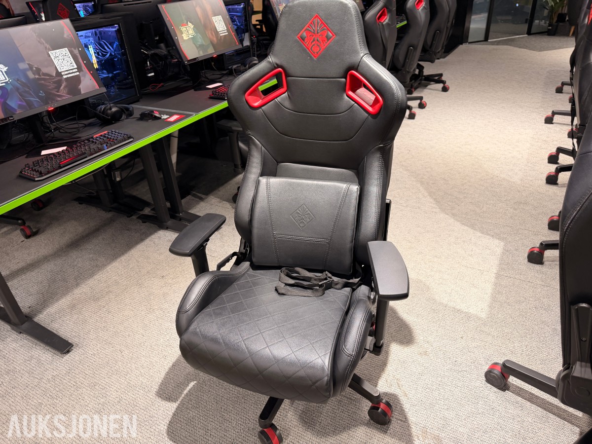 Komplett Gamingstasjon – PC, skjerm, gamingstol, bord, tastatur og headset