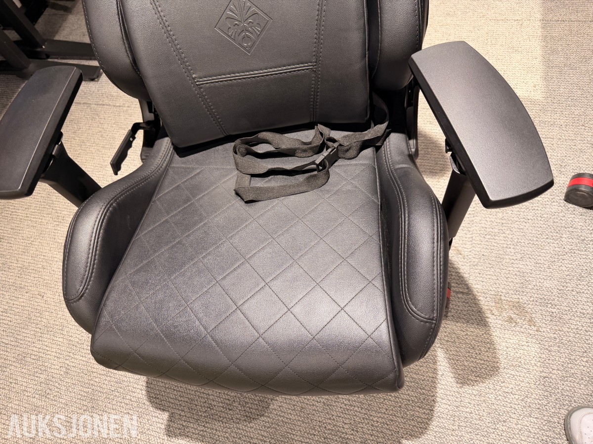Komplett Gamingstasjon – PC, skjerm, gamingstol, bord, tastatur og headset