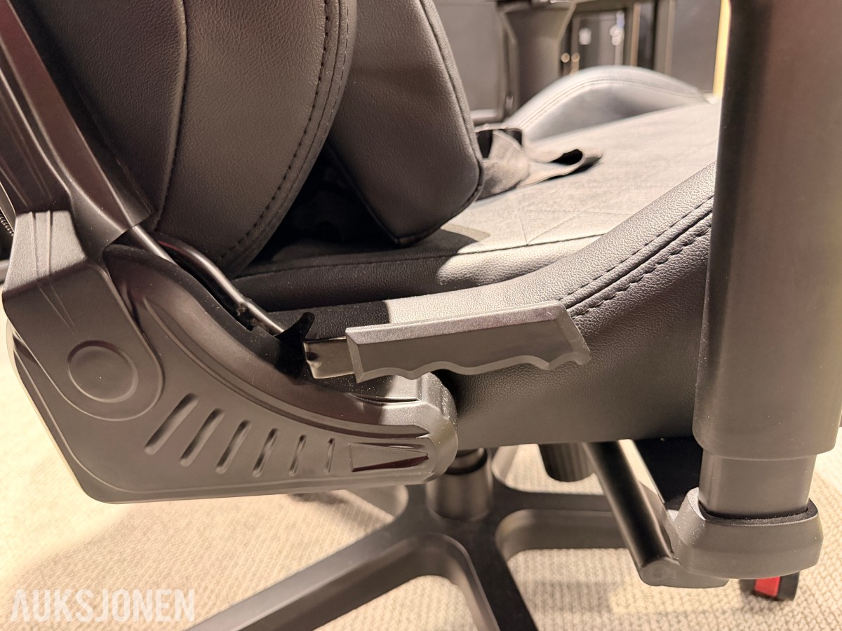 Komplett Gamingstasjon – PC, skjerm, gamingstol, bord, tastatur og headset