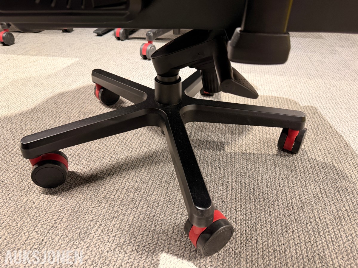Komplett Gamingstasjon – PC, skjerm, gamingstol, bord, tastatur og headset