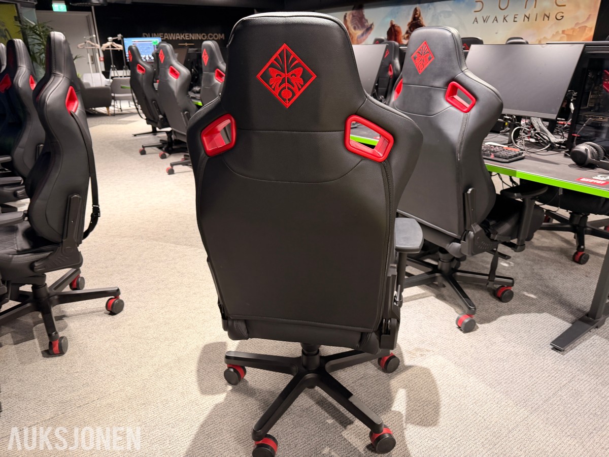 Komplett Gamingstasjon – PC, skjerm, gamingstol, bord, tastatur og headset
