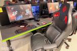 Komplett Gamingstasjon – PC, skjerm, gamingstol, bord, tastatur og headset