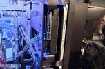 Komplett Gamingstasjon – PC, skjerm, gamingstol, bord, tastatur og headset