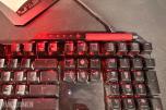Komplett Gamingstasjon – PC, skjerm, gamingstol, bord, tastatur og headset