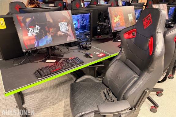 Komplett Gamingstasjon – PC, skjerm, gamingstol, bord, tastatur og headset