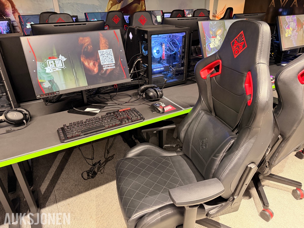 Komplett Gamingstasjon – PC, skjerm, gamingstol, bord, tastatur og headset