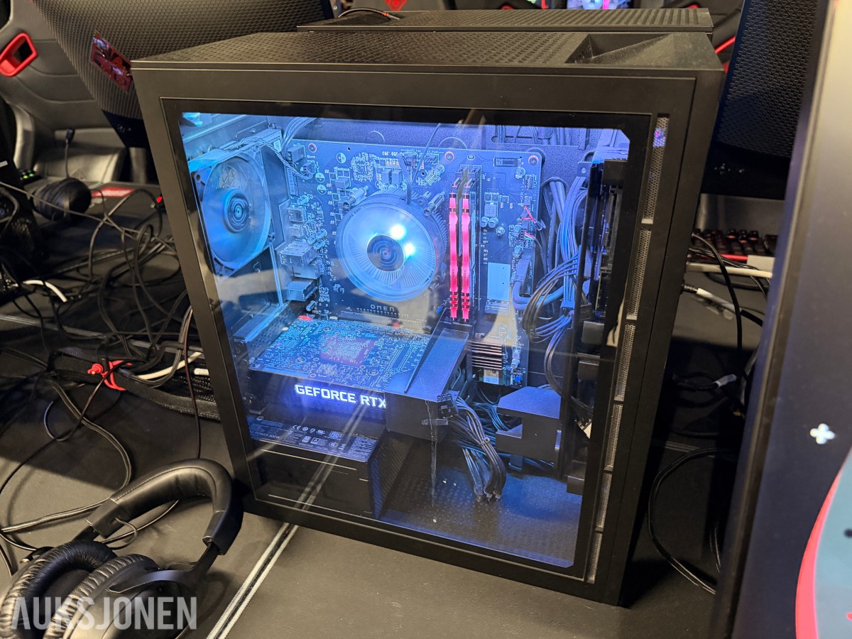 Komplett Gamingstasjon – PC, skjerm, gamingstol, bord, tastatur og headset