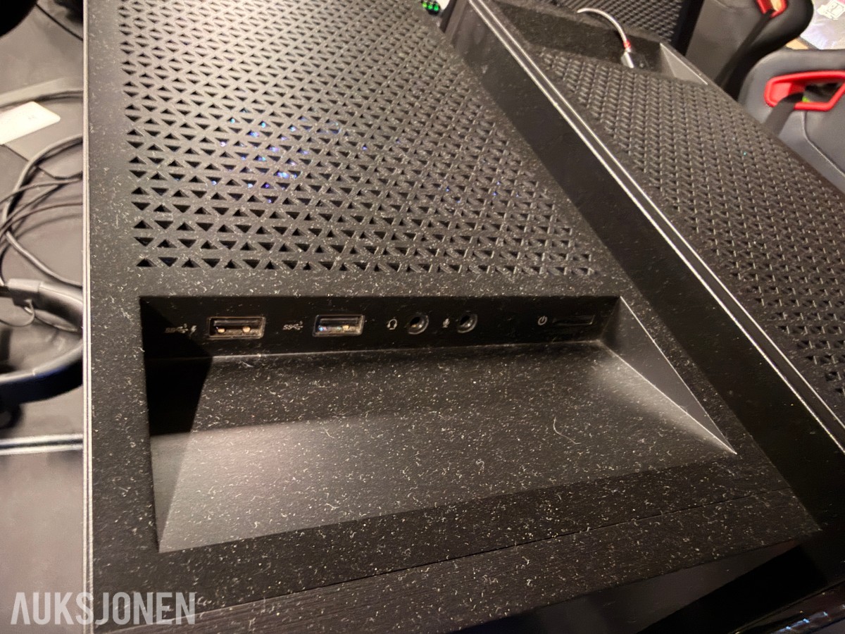 Komplett Gamingstasjon – PC, skjerm, gamingstol, bord, tastatur og headset