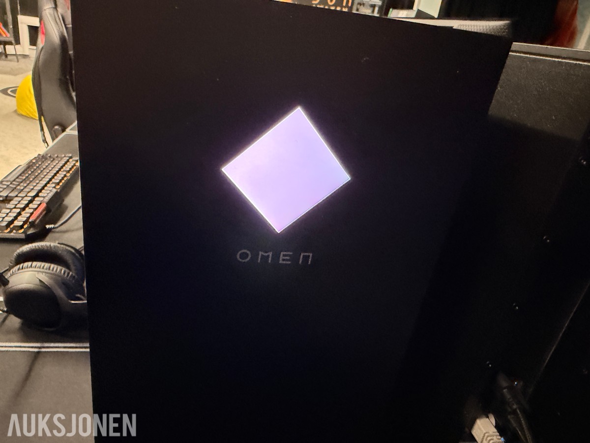 Komplett Gamingstasjon – PC, skjerm, gamingstol, bord, tastatur og headset