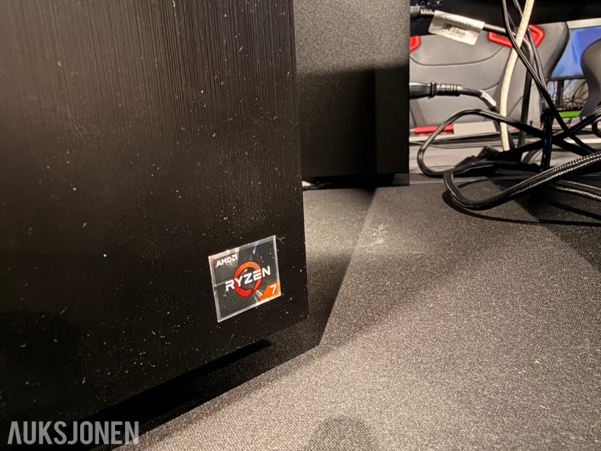 Komplett Gamingstasjon – PC, skjerm, gamingstol, bord, tastatur og headset