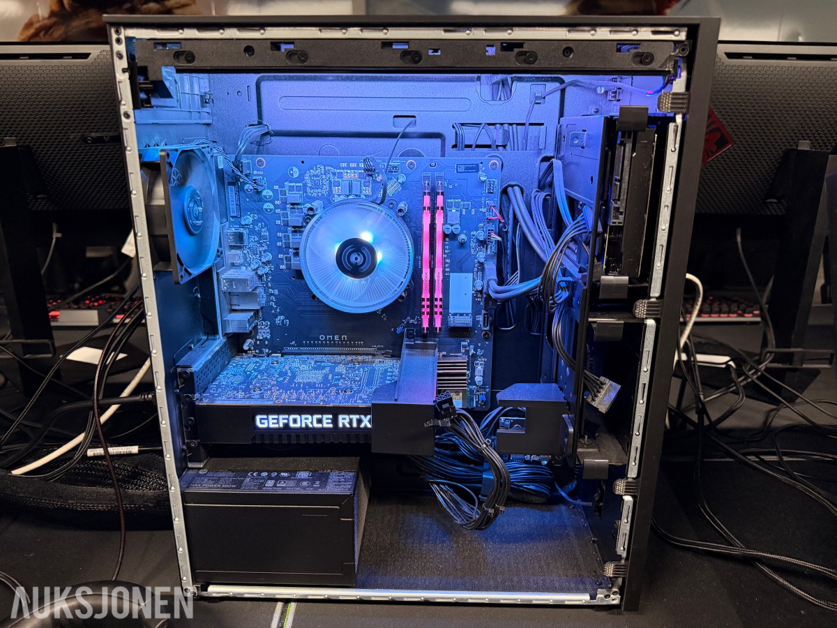 Komplett Gamingstasjon – PC, skjerm, gamingstol, bord, tastatur og headset
