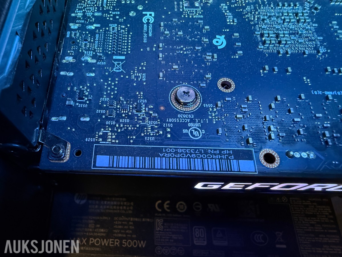 Komplett Gamingstasjon – PC, skjerm, gamingstol, bord, tastatur og headset