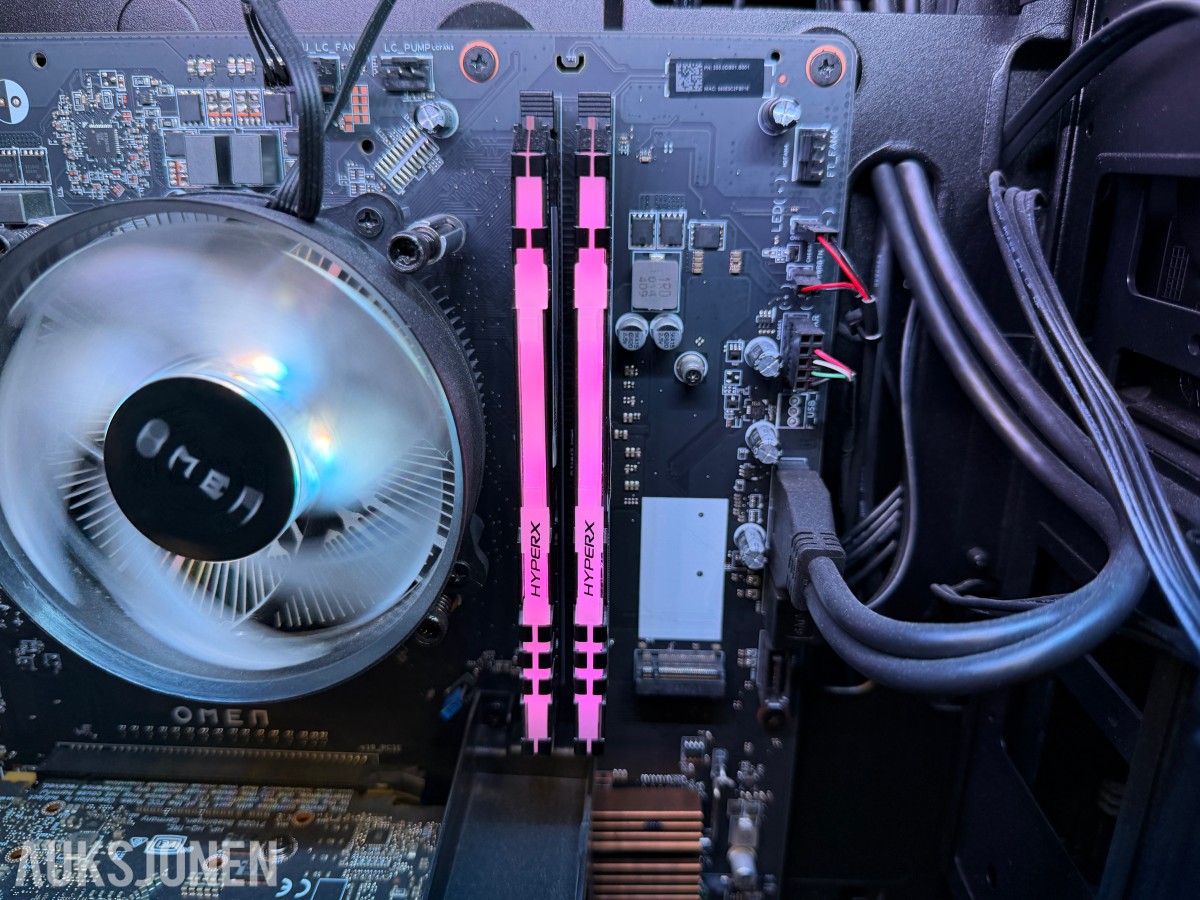 Komplett Gamingstasjon – PC, skjerm, gamingstol, bord, tastatur og headset